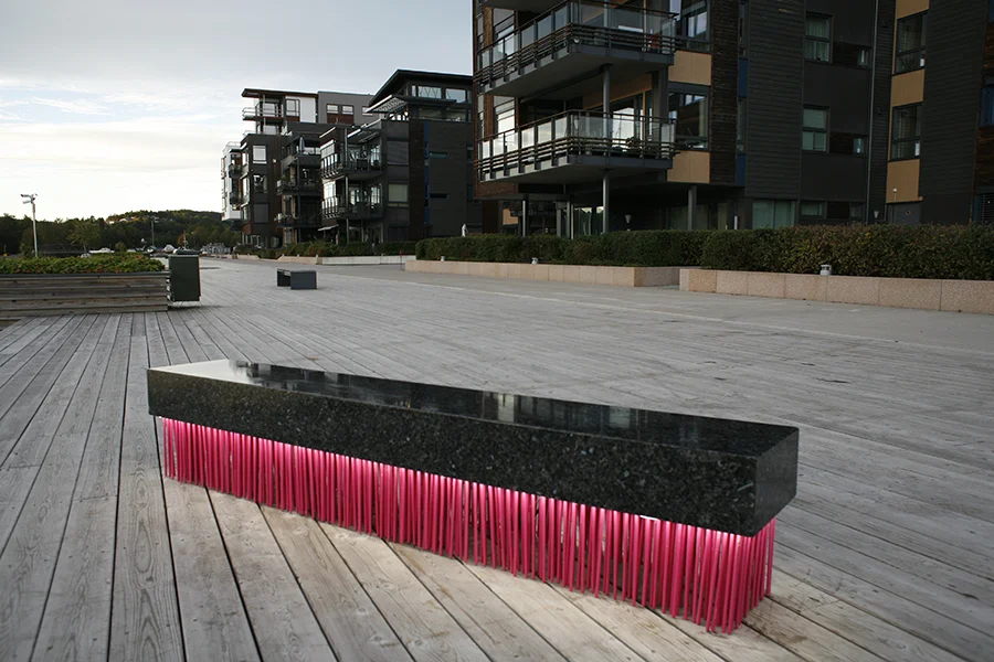 Møbel av I. Mirari fotografert på en brygge