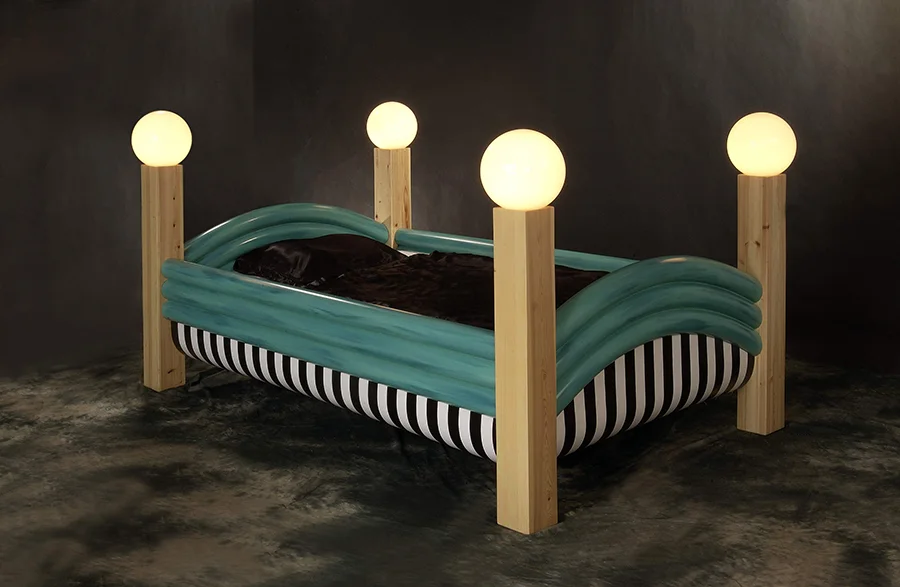 Skulpturell sengeramme med fire markerte stolper, designet av I. Mirari